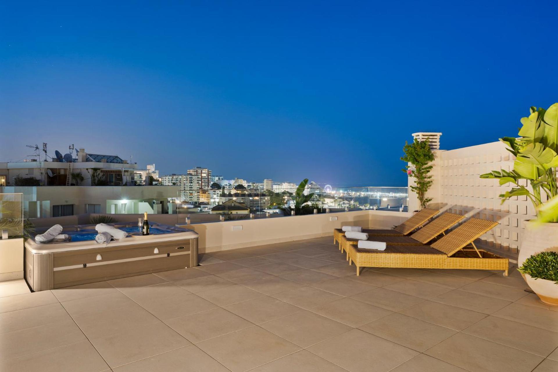Sunny Penthouse With Amazing Pool By Costarentals - Ref 214 *